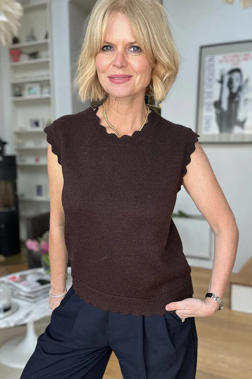 WYSE London Knitwear-Fleurine Scallop Tank - Chocolate